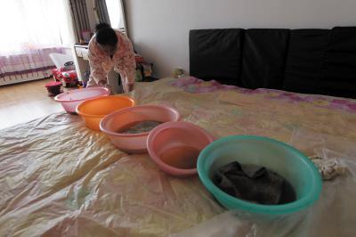 山丹楼上漏水，住户失联，小区没物管，业主维权难！律师来支招……